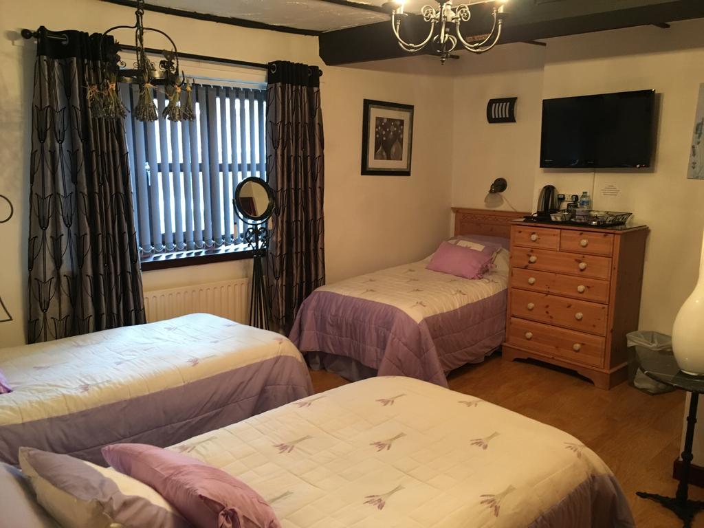 Smithy Lodge Guest House Leyland Bagian luar foto